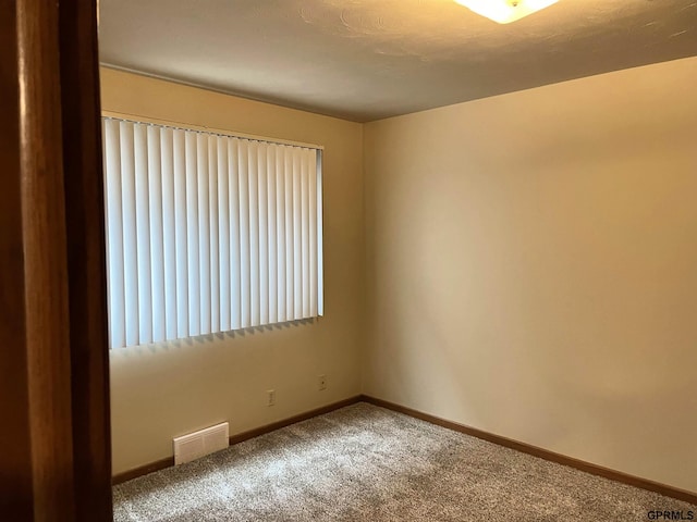 1321 D St, Lincoln, NE 68502 - unfurnished room featuring carpet and baseboards