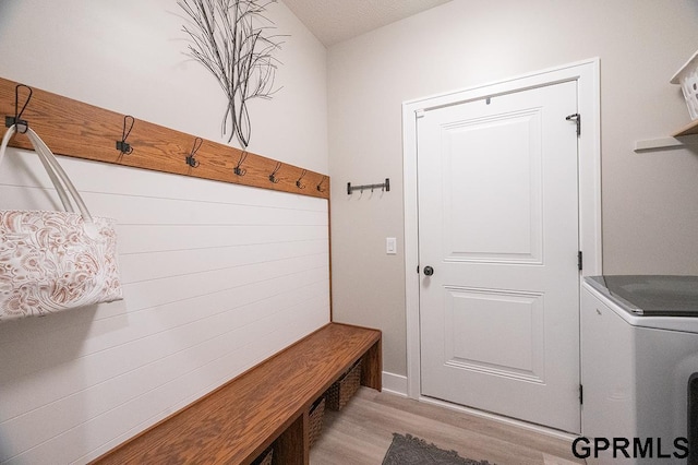 1600 W Avalanche Rd, Lincoln, NE 68521 - mudroom featuring wood finished floors and washer / dryer