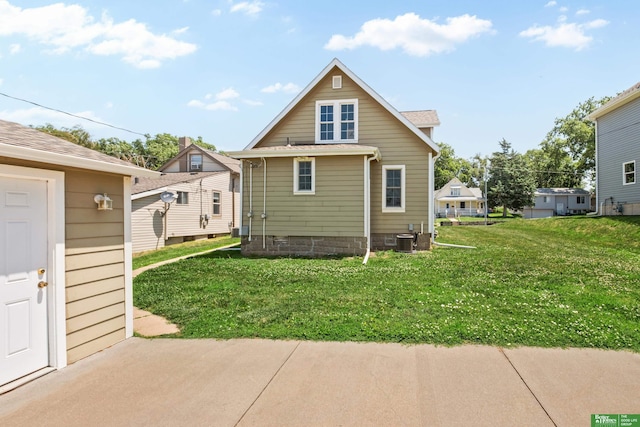 4516 S 33rd St, Omaha, NE 68107 - back of house featuring a yard