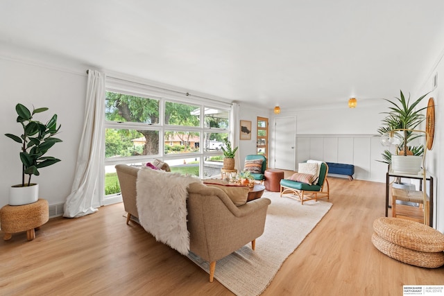 1133 S 96th St, Omaha, NE 68124 - living area featuring light wood finished floors