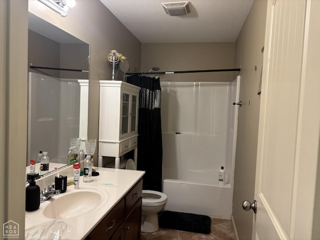 bathroom featuring a textured ceiling, vanity, visible vents, toilet, and shower / bath combo with shower curtain