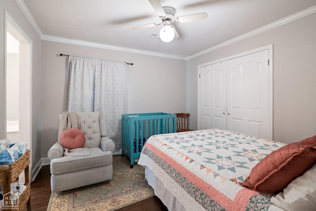 bedroom featuring ornamental molding, a closet, ceiling fan, and wood finished floors