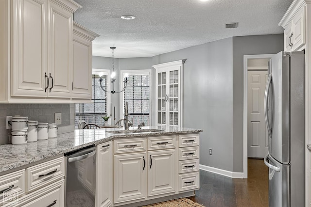 kitchen with dark wood-style flooring, an inviting chandelier, visible vents, appliances with stainless steel finishes, and a sink