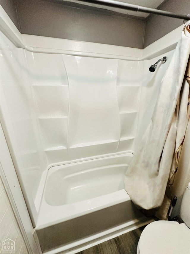 509 NE 4thw, Walnut Ridge, AR 72476 - full bath featuring shower / bath combo and wood finished floors