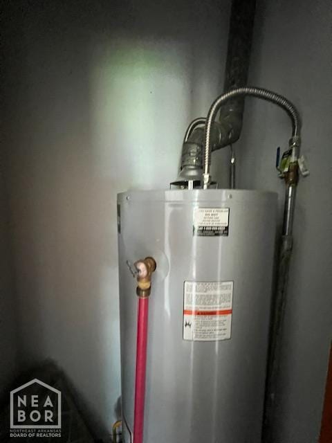 304 S 11th Ave S, Paragould, AR 72450 - utility room featuring gas water heater