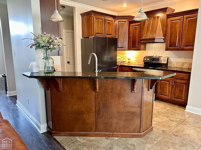 kitchen with freestanding refrigerator, a breakfast bar, premium range hood, and electric stove