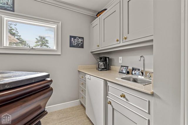 bar area featuring a sink, ornamental molding, and baseboards