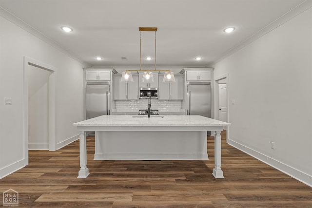 3425 Hudson Ct, Jonesboro, AR 72405 - kitchen with appliances with stainless steel finishes, crown molding, a kitchen island with sink, a kitchen bar, and backsplash