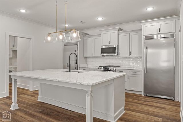 3425 Hudson Ct, Jonesboro, AR 72405 - kitchen with appliances with stainless steel finishes, decorative backsplash, a center island with sink, a breakfast bar, and a sink