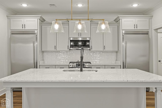 3425 Hudson Ct, Jonesboro, AR 72405 - kitchen featuring stainless steel appliances, a sink, a kitchen island with sink, pendant lighting, and decorative backsplash