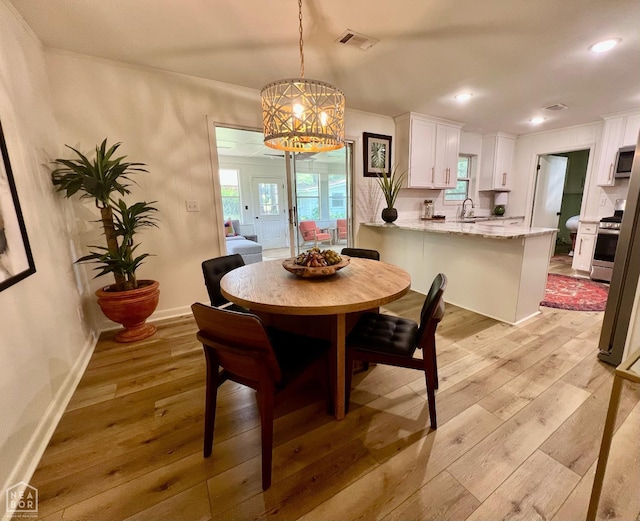 104 N Hunter Ln N, Jonesboro, AR 72405 - dining space featuring light wood-style floors, a chandelier, baseboards, and recessed lighting