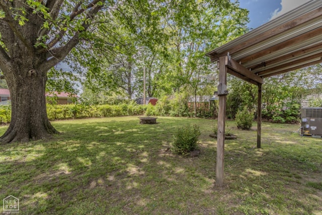 view of yard featuring a fire pit