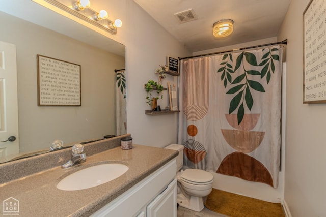 full bath featuring vanity, toilet, curtained shower, and visible vents