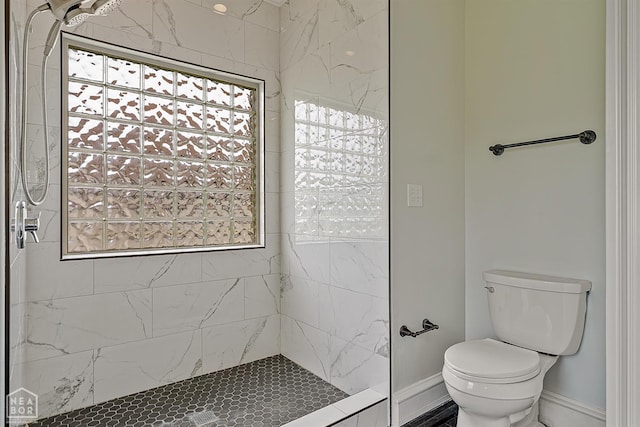 4217 Lochmoor Cir, Jonesboro, AR 72405 - full bathroom with tiled shower, toilet, and baseboards