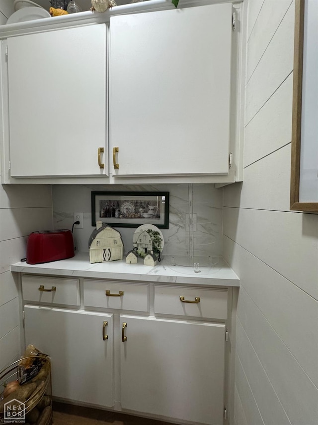 interior details featuring tasteful backsplash