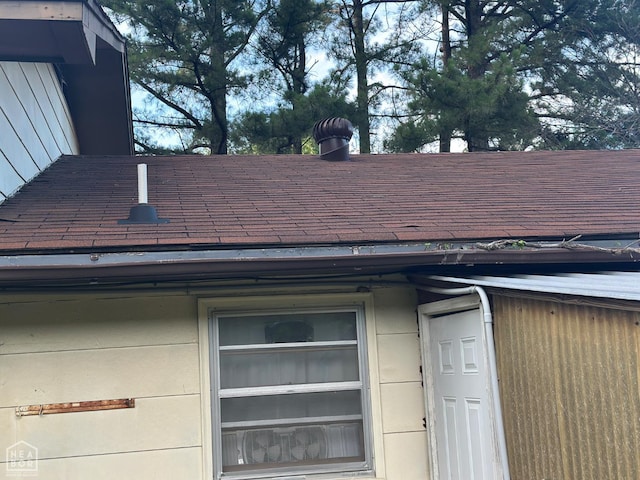 1703 W Oak Ave, Jonesboro, AR 72401 - exterior view of roof with shingles