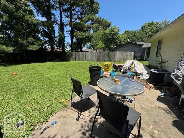 513 Meadowbrook St, Jonesboro, AR 72401 - fenced backyard with a patio and outdoor dining area