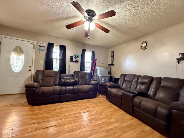 500 Oak St, Trumann, AR 72472 - living area featuring a textured ceiling, ceiling fan, and light wood finished floors
