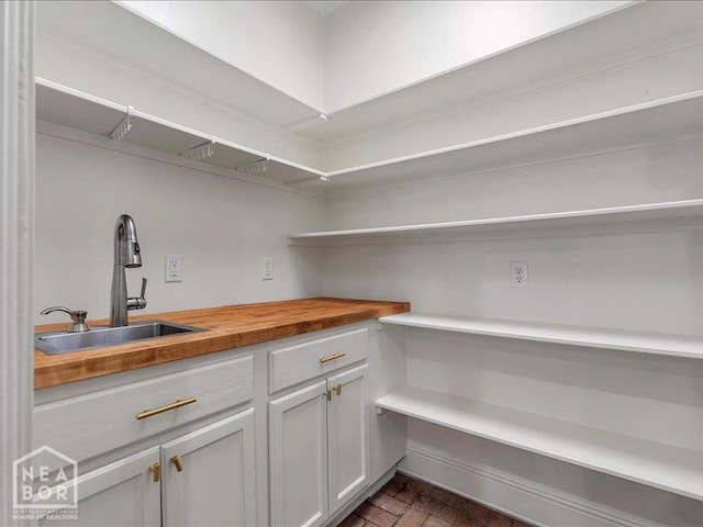 1005 Fairway, Jonesboro, AR 72401 - pantry featuring a sink