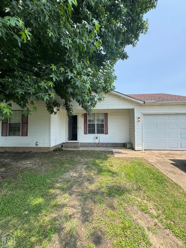 2803 N 4 1/2 St, Paragould, AR 72450 - view of front facade with a garage, driveway, covered porch, and a front lawn