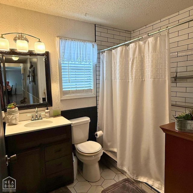 full bath featuring vanity, a textured ceiling, a shower with shower curtain, and toilet