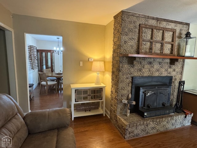 900 Sycamore Cv, Jonesboro, AR 72404 - living area featuring wood finished floors, a chandelier, and baseboards