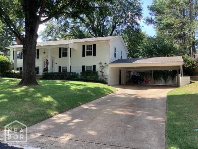 view of front of home featuring a front yard and driveway