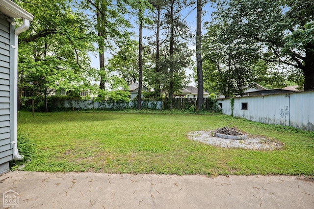 view of yard featuring an outdoor fire pit