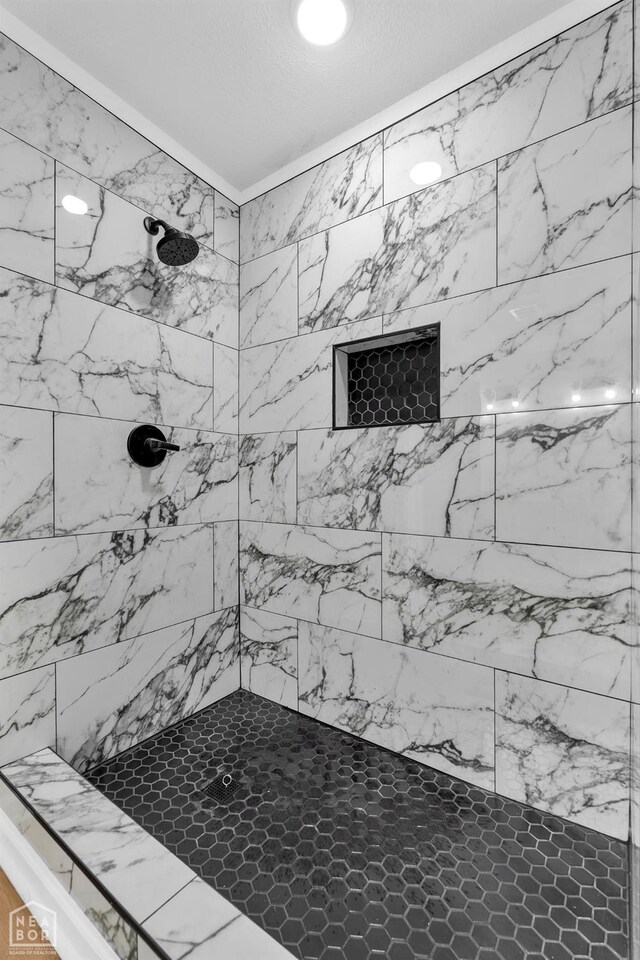 full bathroom featuring a tile shower