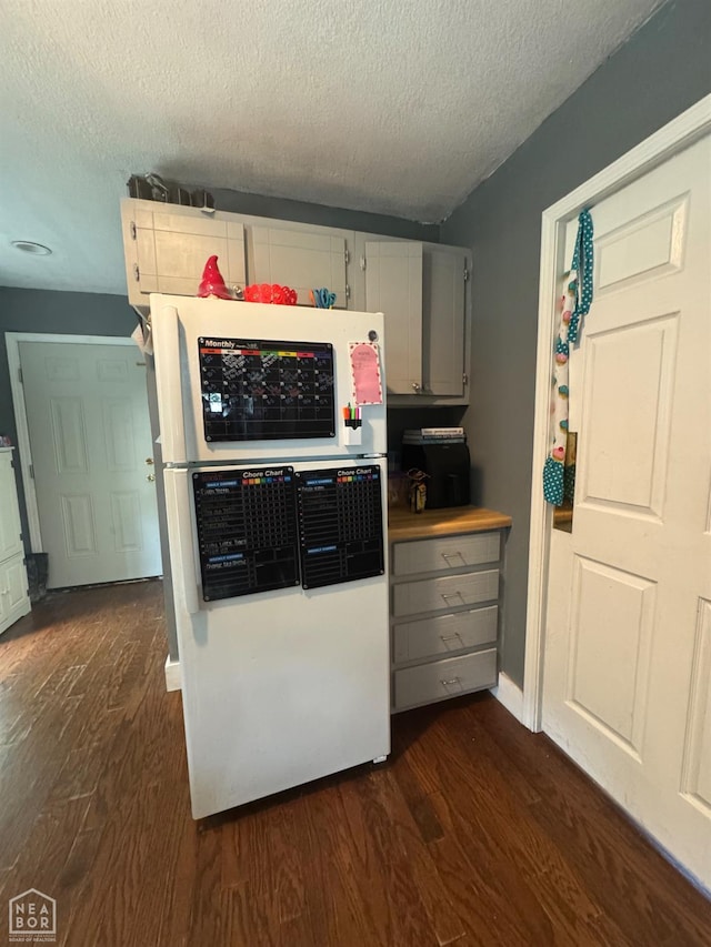 715 S 5th Ave, Paragould, AR 72450 - kitchen featuring dark wood finished floors and a textured ceiling