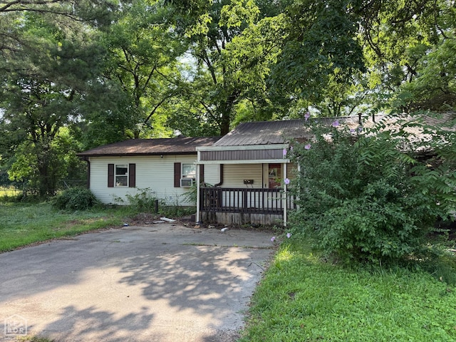 514 N Second St, Jonesboro, AR 72401 - view of front of property with a porch and driveway