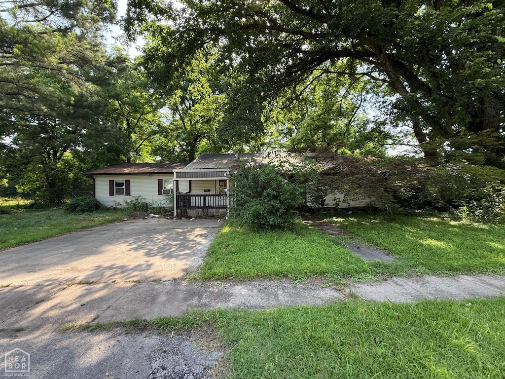 514 N Second St, Jonesboro, AR 72401 - view of front facade featuring a front yard, concrete driveway, and covered porch