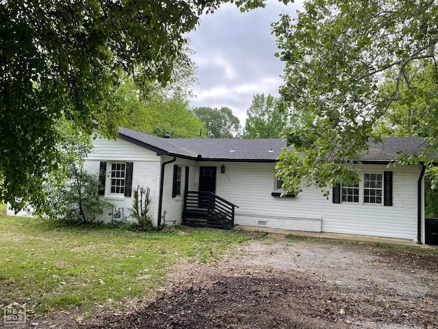ranch-style house with roof with shingles, crawl space, a front lawn, and brick siding