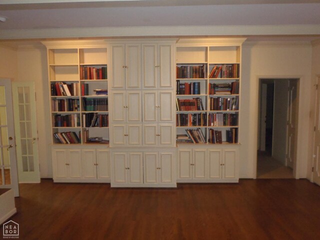 4 Virginia Rd, Newport, AR 72112 - detailed view of wood finished floors, french doors, and built in features
