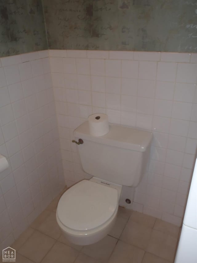 4 Virginia Rd, Newport, AR 72112 - bathroom featuring wallpapered walls, tile patterned flooring, and tile walls