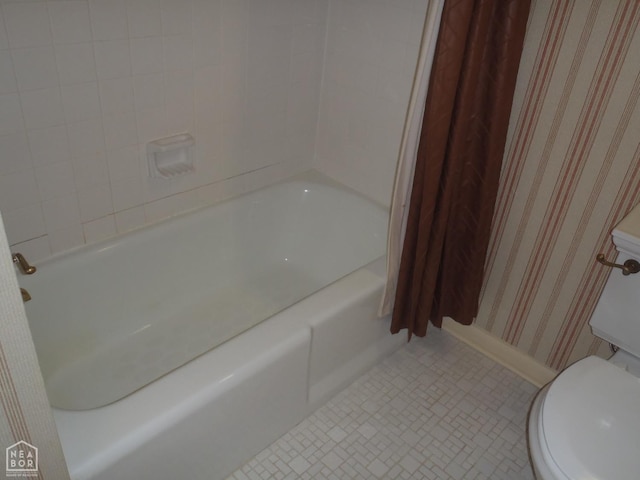4 Virginia Rd, Newport, AR 72112 - full bath with wallpapered walls and toilet