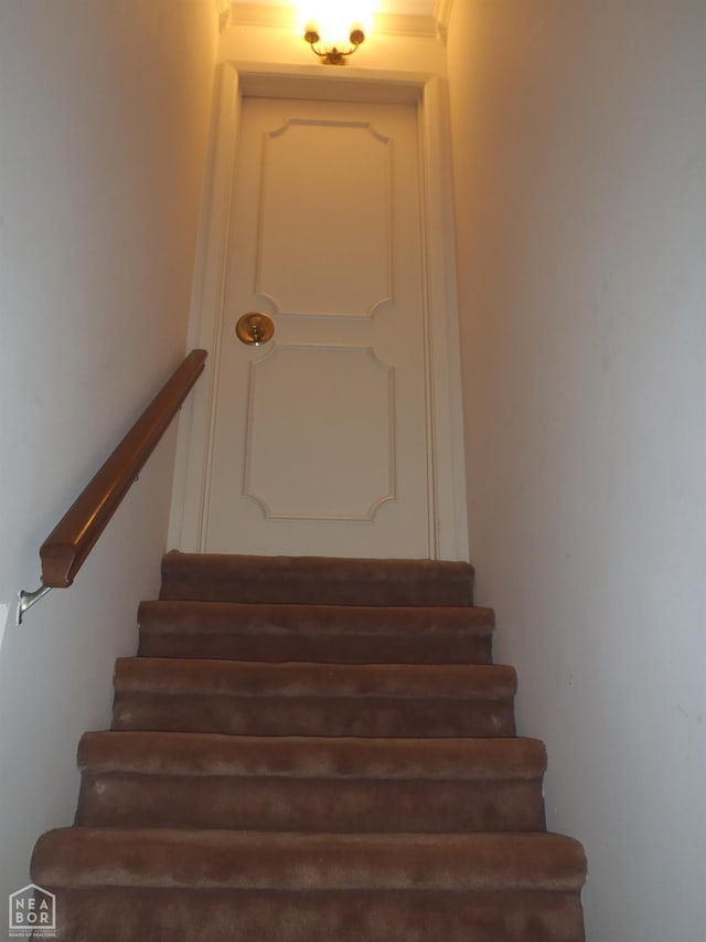 4 Virginia Rd, Newport, AR 72112 - view of staircase