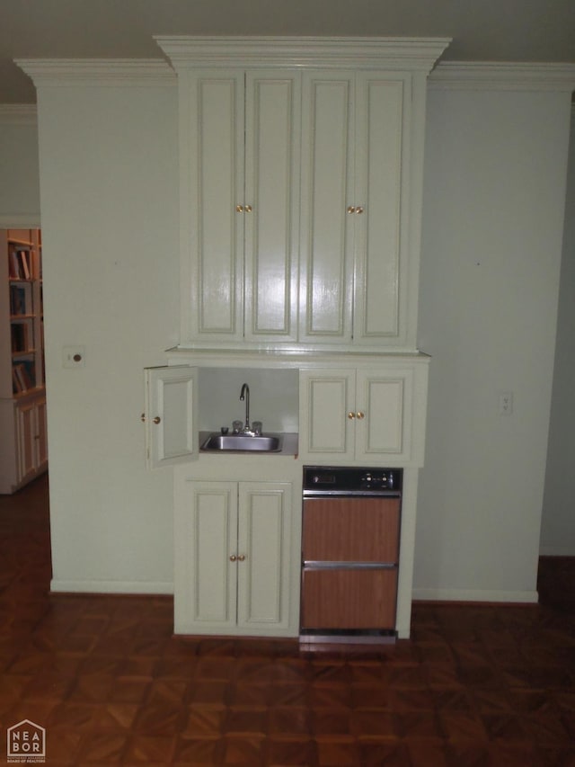 4 Virginia Rd, Newport, AR 72112 - indoor wet bar with baseboards and crown molding