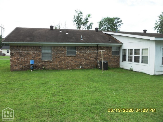 2805 Robinson St, Newport, AR 72112 - rear view of house with a yard