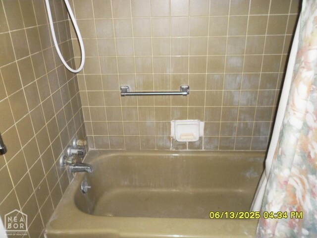 2805 Robinson St, Newport, AR 72112 - bathroom with shower / bath combo
