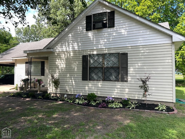 view of front of home featuring a carport, a front lawn, and crawl space