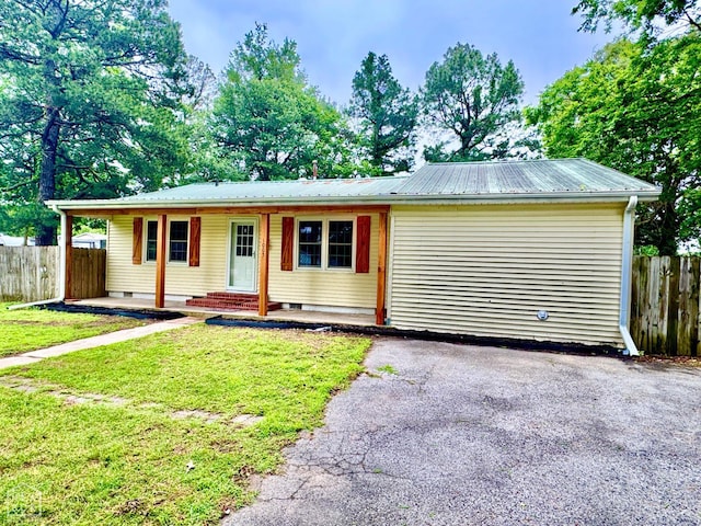 1005 W Lake St, Manila, AR 72442 - single story home with metal roof, crawl space, covered porch, and asphalt driveway
