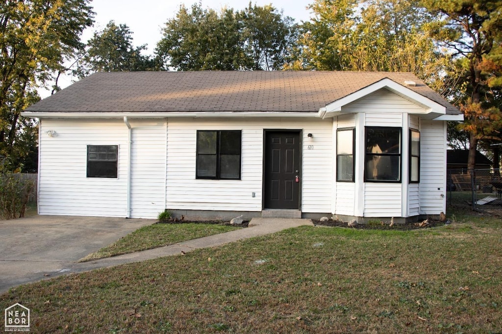 610 Lisa Ln, Bono, AR 72416 - view of front of property with roof with shingles, fence, and a front yard