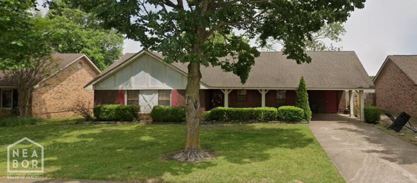 213 E Greenbriar Dr, Osceola, AR 72370 - ranch-style home featuring driveway, a front lawn, and a carport