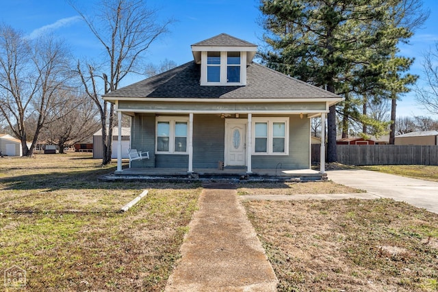 605 SE 2nd St SE, Hoxie, AR 72433 - bungalow featuring a porch, roof with shingles, a front yard, and fence