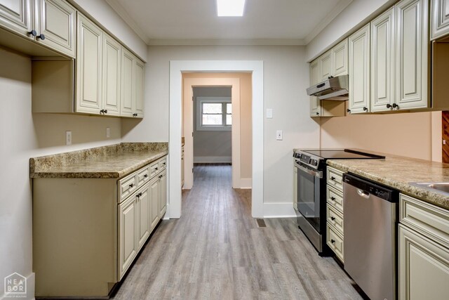 kitchen featuring baseboards, light wood-style flooring, crown molding, under cabinet range hood, and stainless steel appliances