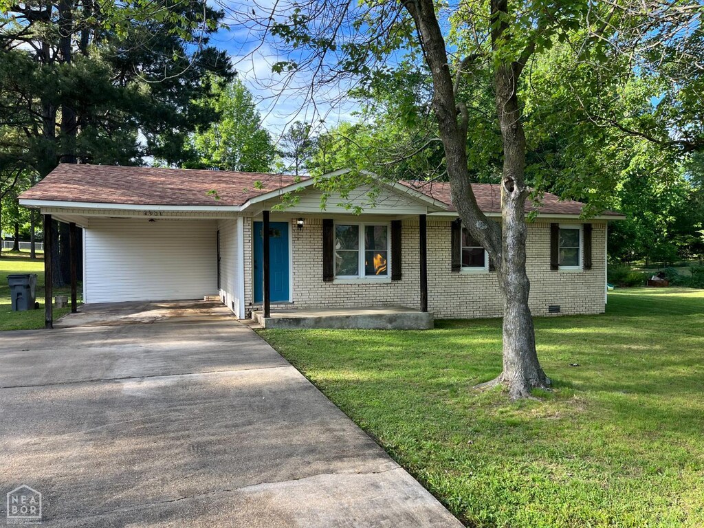 4903 Wise St, Paragould, AR 72450 - ranch-style house featuring crawl space, concrete driveway, brick siding, and a front lawn