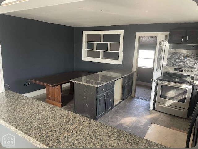kitchen with baseboards, a peninsula, stainless steel electric range oven, and backsplash