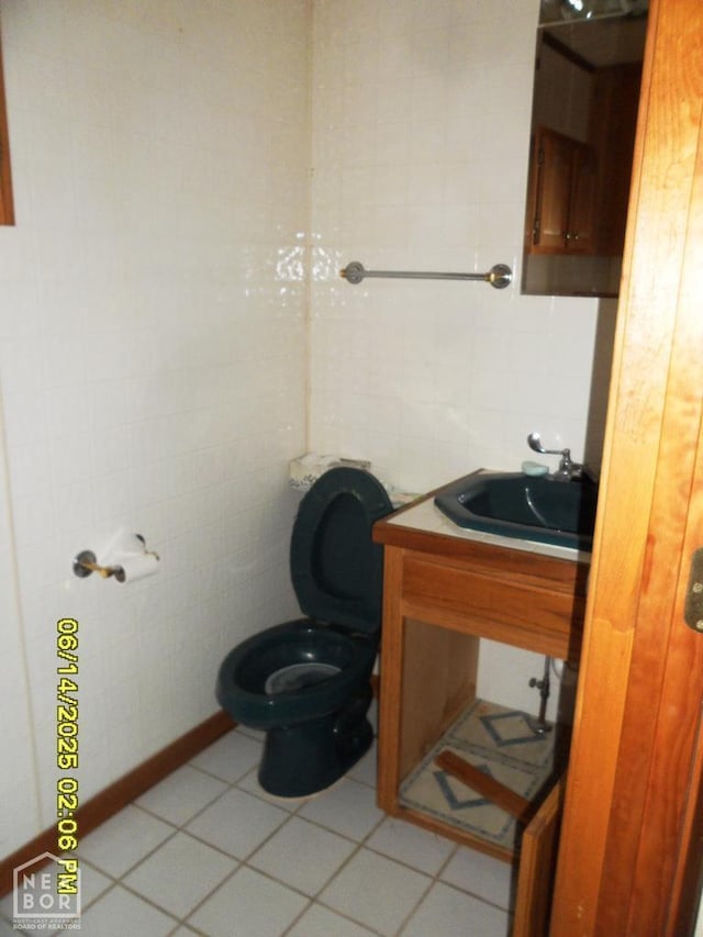805 Cherokee Dr, Newport, AR 72112 - half bath featuring tile walls and vanity