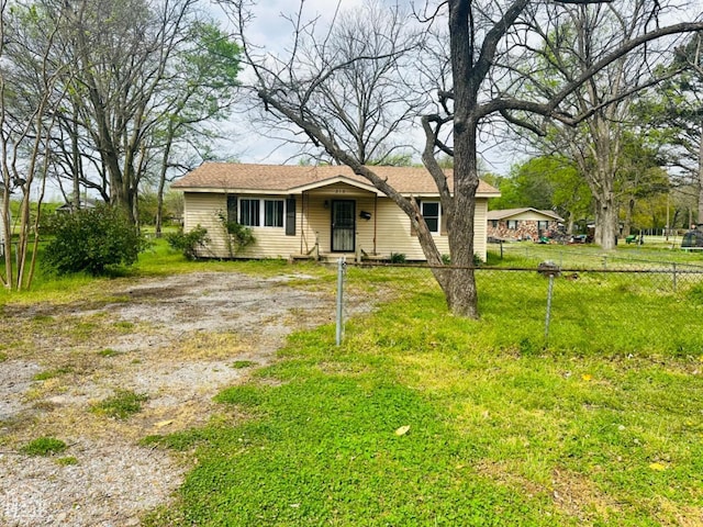 315 Arrington St, Newport, AR 72112 - ranch-style home with fence and a front yard
